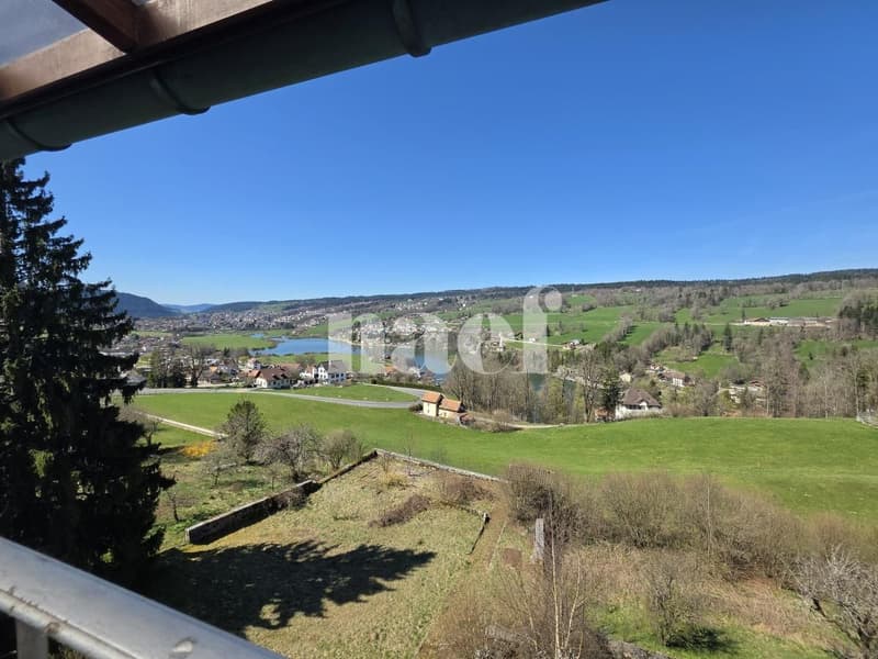Appartement de 4 pièces rénové récemment avec balcon et véranda (9)
