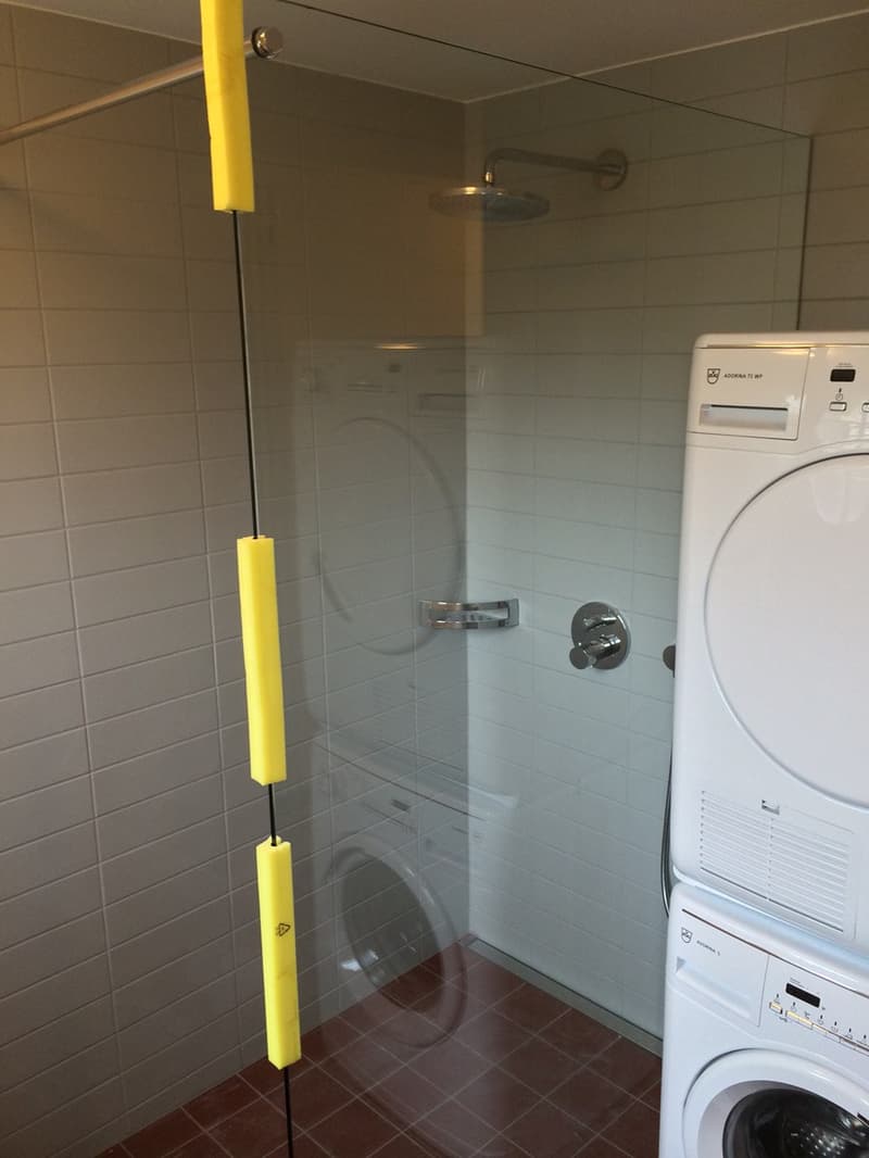 Dusche/WC mit Waschmaschine/Tumbler