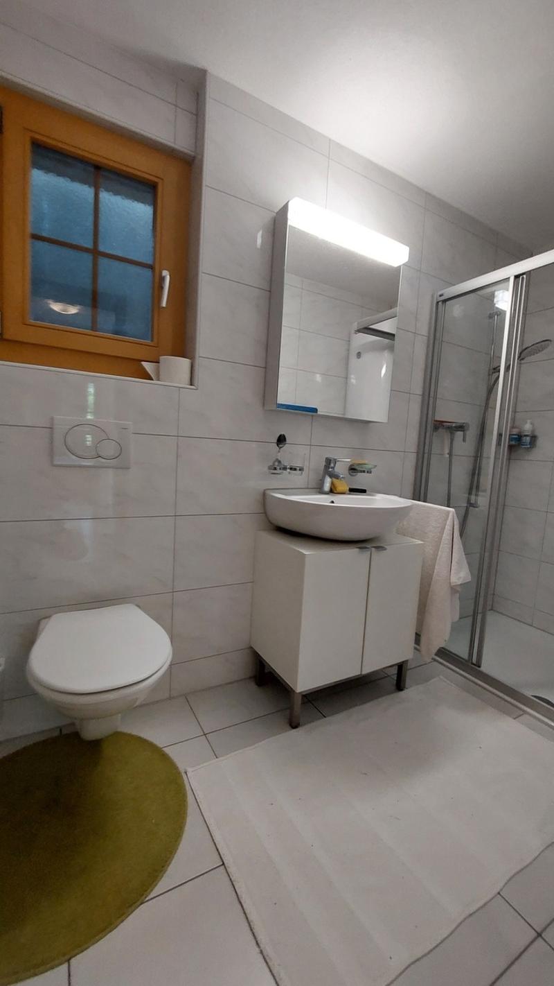 Badezimmer mit Dusche