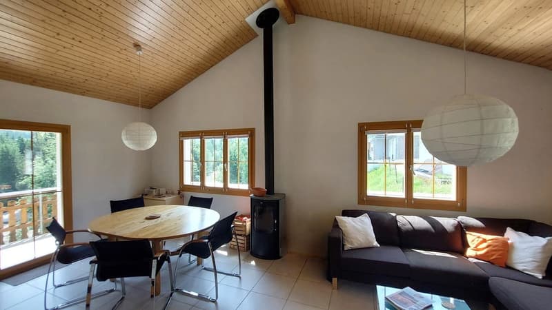 heimeliges Wohnzimmer mit offener Deckehöhe
