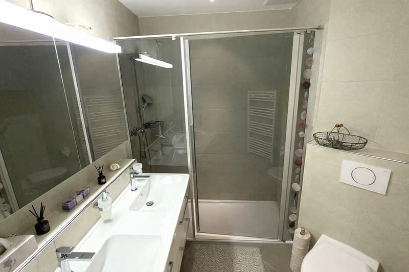 gepflegtes Badezimmer mit Duschkabine