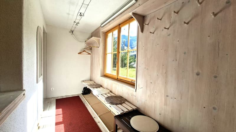 rustikaler Eingangsbereich mit Garderobe