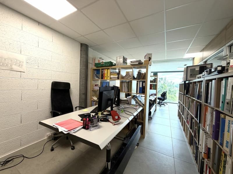 Bureau spacieux avec espace conférence à louer (5)