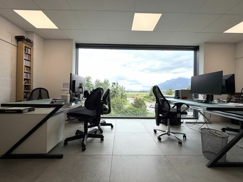 Bureau spacieux avec espace conférence à louer (4)