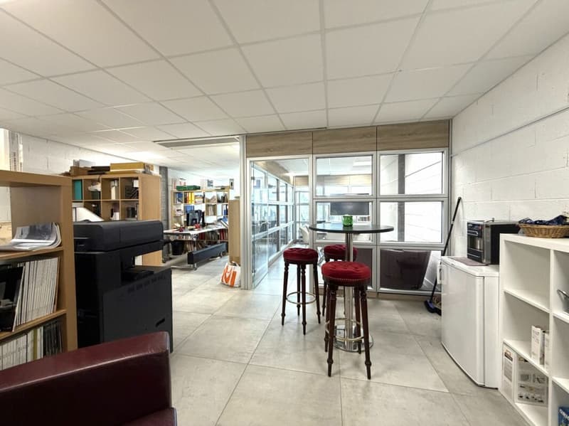 Bureau spacieux avec espace conférence à louer (7)