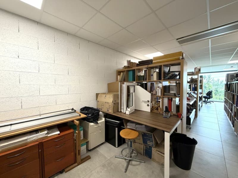 Bureau spacieux avec espace conférence à louer (6)