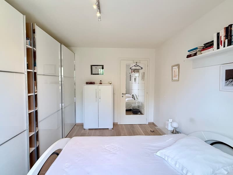 Superbe appartement de 2,5 pièces avec grande terrasse et belle échappée sur le lac et les montagnes (8)
