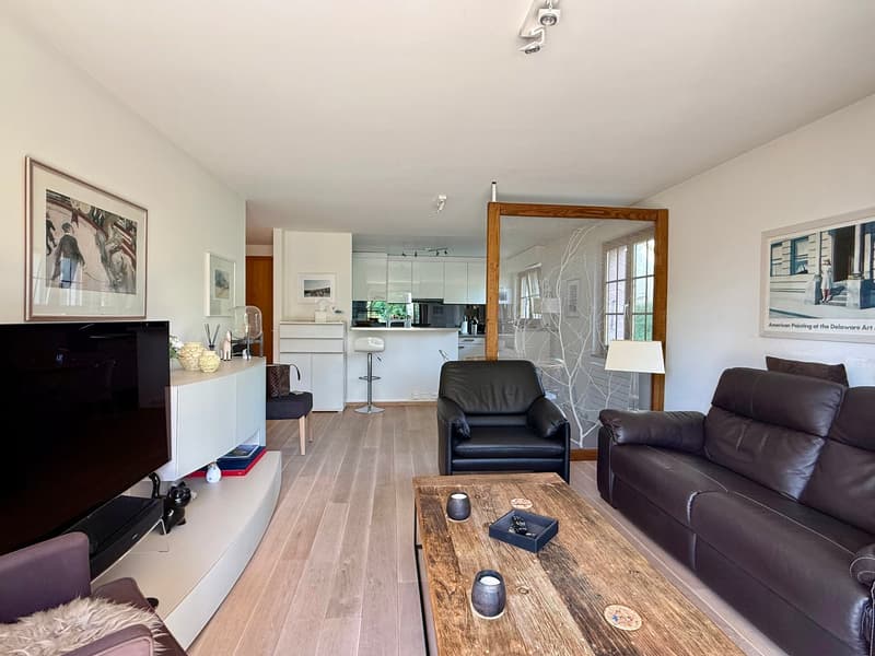 Superbe appartement de 2,5 pièces avec grande terrasse et belle échappée sur le lac et les montagnes (7)