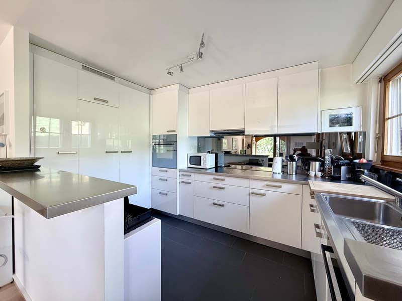 Superbe appartement de 2,5 pièces avec grande terrasse et belle échappée sur le lac et les montagnes (4)