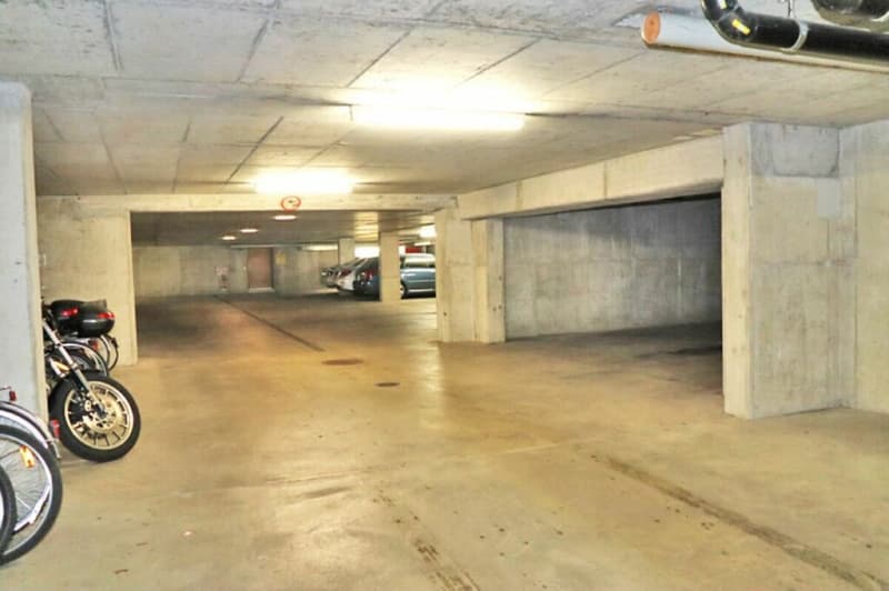 Einstellhallenplatz an zentraler Lage in Laufen (1)