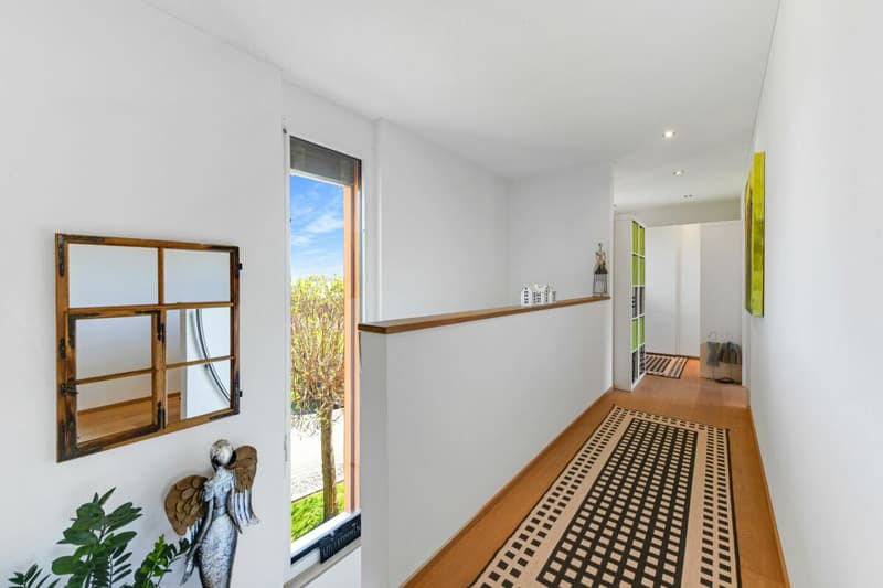 Modernes Wohnerlebnis mit Weitblick -  Einfamilienhaus mit Pool, Gartenidylle  und Panoramasicht (18)