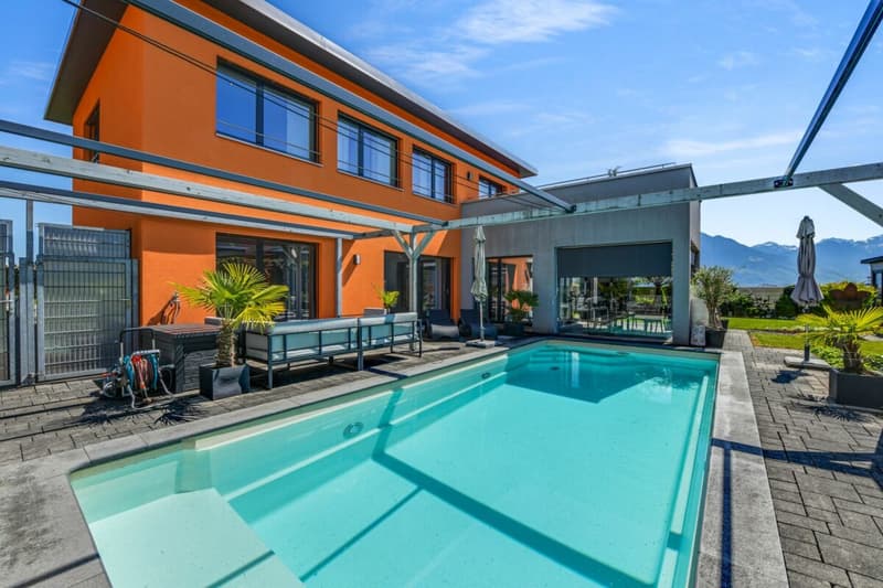 Modernes Wohnerlebnis mit Weitblick -  Einfamilienhaus mit Pool, Gartenidylle  und Panoramasicht (3)