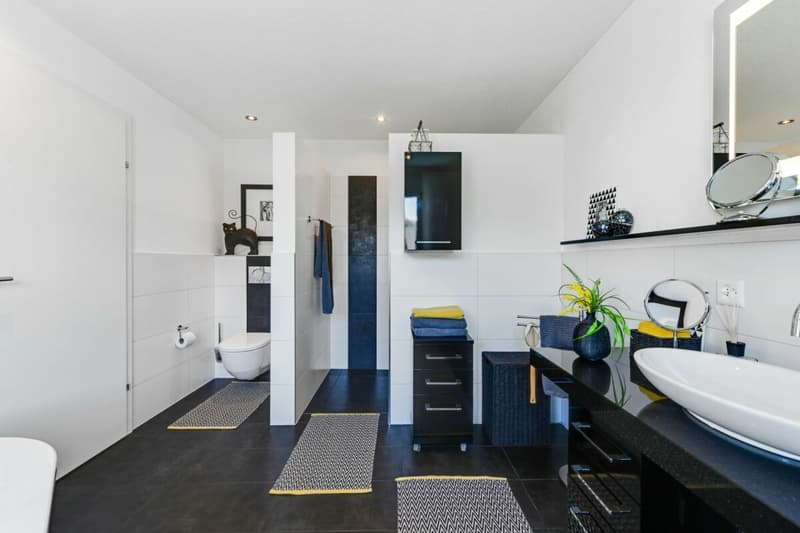 Modernes Wohnerlebnis mit Weitblick -  Einfamilienhaus mit Pool, Gartenidylle  und Panoramasicht (14)