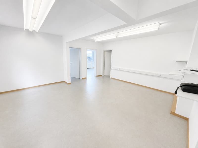 Bureau / Commerce  ou autre à louer à Orvin proche de Bienne et Neuchâtel (3)