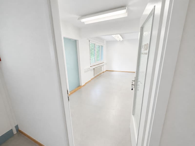 Bureau / Commerce  ou autre à louer à Orvin proche de Bienne et Neuchâtel (2)