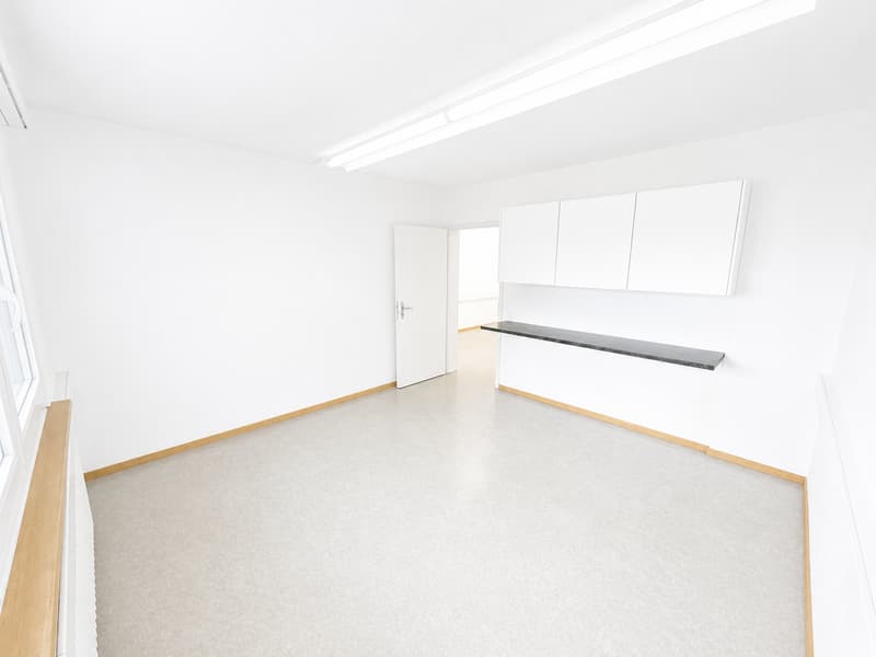 Bureau / Commerce  ou autre à louer à Orvin proche de Bienne et Neuchâtel (6)