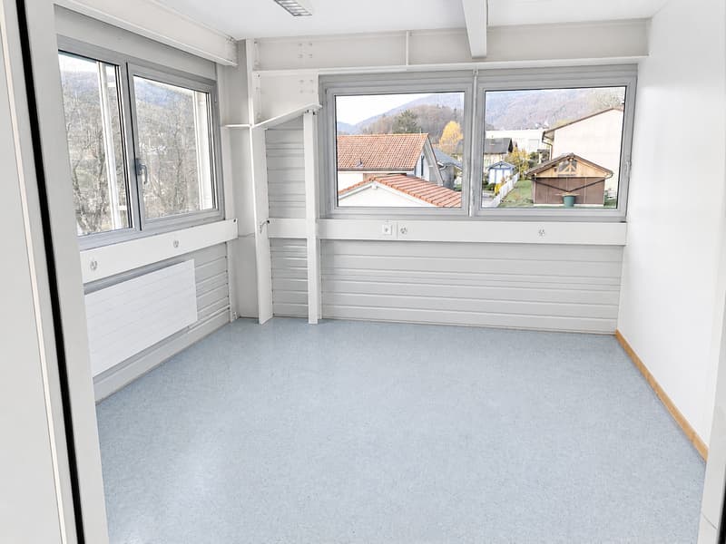 Local commercial / industriel à louer à Orvin  320m2 (9)