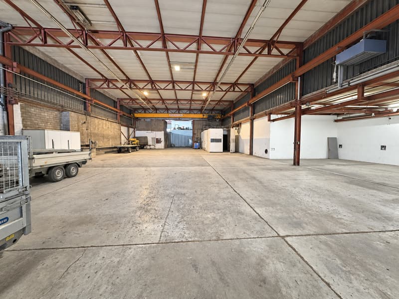 Grand entrepôt industriel à Porrentruy à louer env. 1117m2 (1)