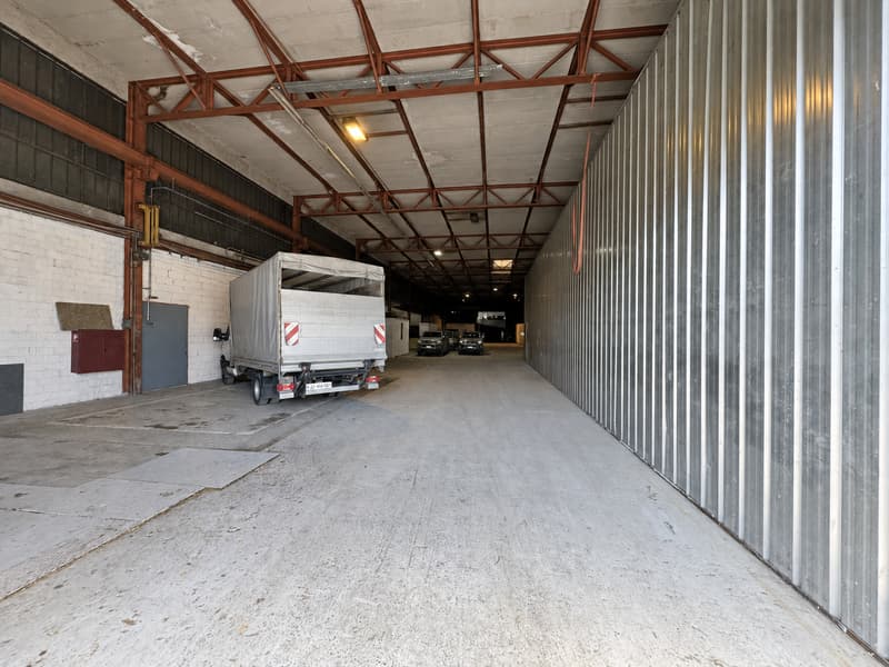 Grand entrepôt industriel à Porrentruy à louer env. 1117m2 (2)