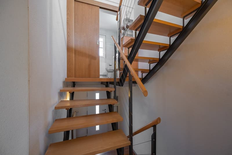 Treppe mit Blick ins Badezimmer