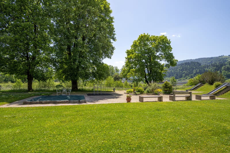 Spielwiese und Spielplatz