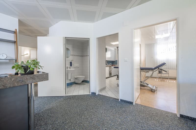 Sicht in ein Zimmer, die Teeküche sowie ein WC