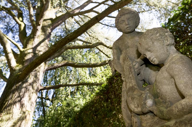 Der weitläufige Garten im parkähnlichen Stil lädt zum Verweilen ein.