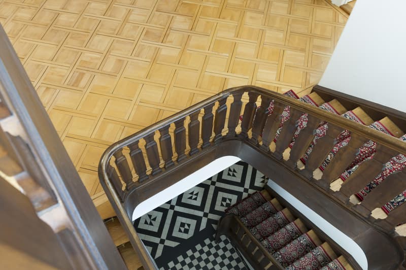 Das offene Treppenhaus ist eines der zahlreichen architektonischen Highlights, die diese Villa auszeichnen.