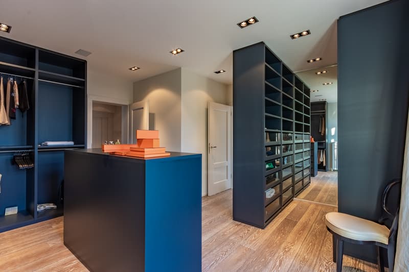Die Ankleide des Masterbedrooms bietet grosszügigen Platz für die persönliche Garderobe. Auch die weiteren Zimmer überzeugen mit eigenen, komfortablen Ankleidebereichen.