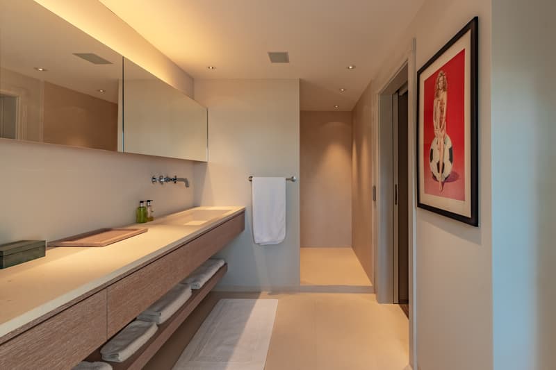 Eines der weiteren Badezimmer überzeugt mit klarem, zeitlosem Design.