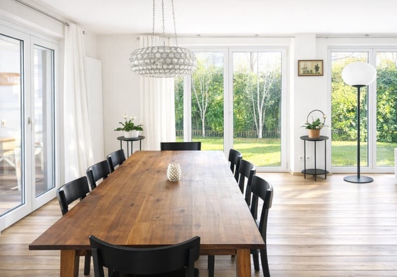 Zeitloses 8-Zimmer Einfamilienhaus in grüner und zentraler Umgebung. (3)