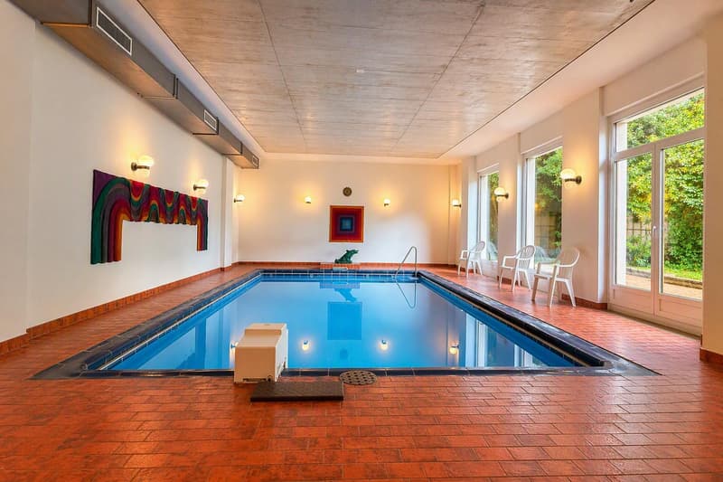 Indoor-Pool mit Blick in den Garten