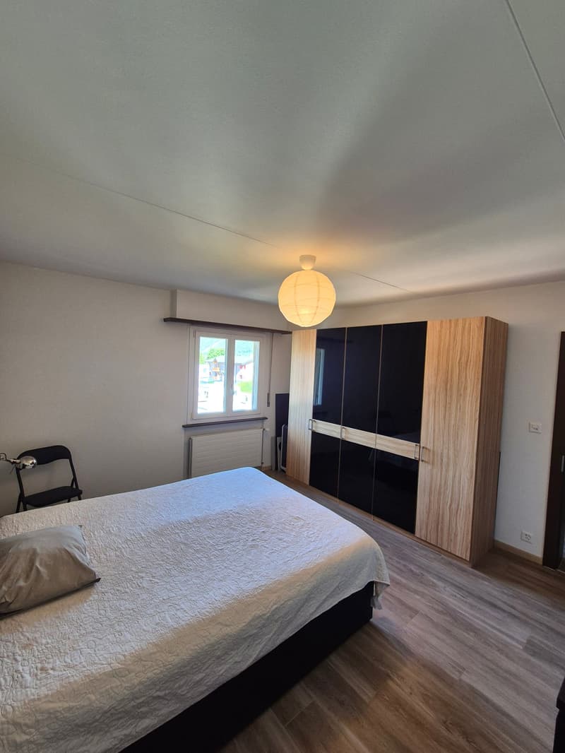 Charmant appartement en attique de 4.5 pièces à Saint-Léonard (12)