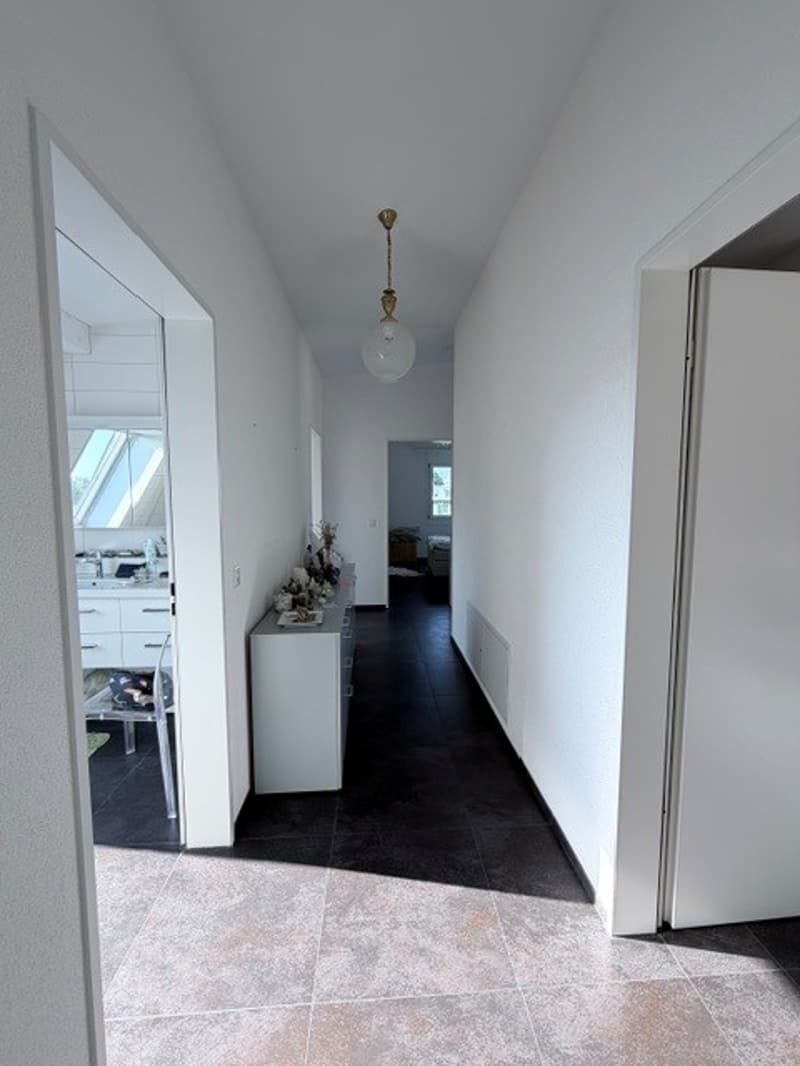 Helle 3.5-Zimmer-Dachwohnung an der Hauptstrasse in Reinach (8)
