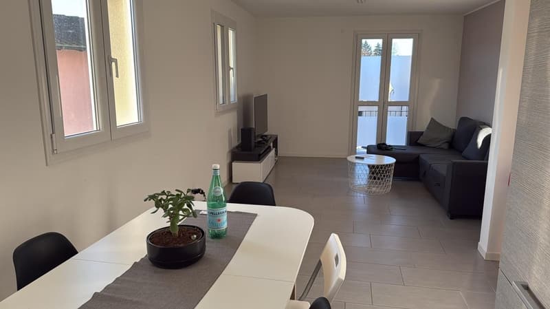 Affitto appartamento 2.5 locali con balcone a Magliaso (2)