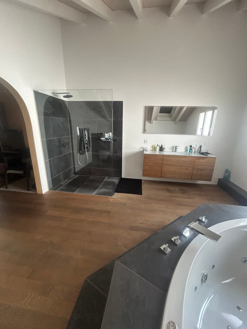 Charmante 4.5-Zimmer-Maisonette-Wohnung mit Bergblick in Thun (4)