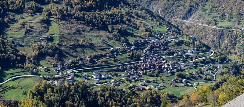 Terrain libre de mandat à vendre pour 2 chalets (3)