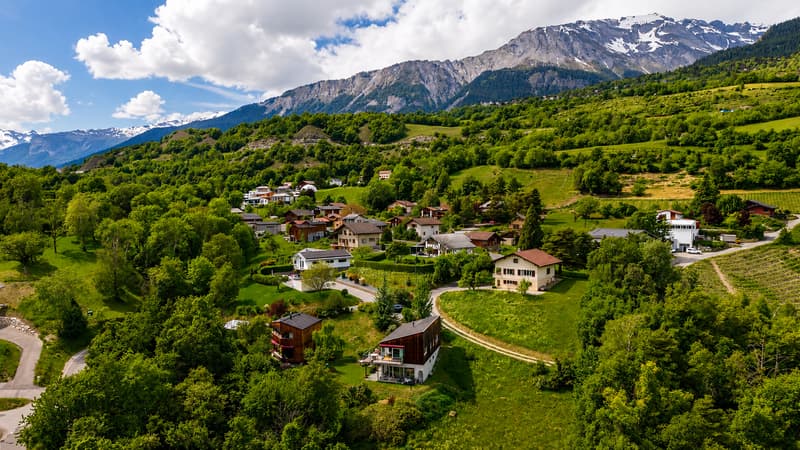AYENT - VILLA D'ARCHITECTE EN BOIS ET BÉTON ? UNE MAISON D'ARTISTE EN HARMONIE AVEC LA NATURE (4)