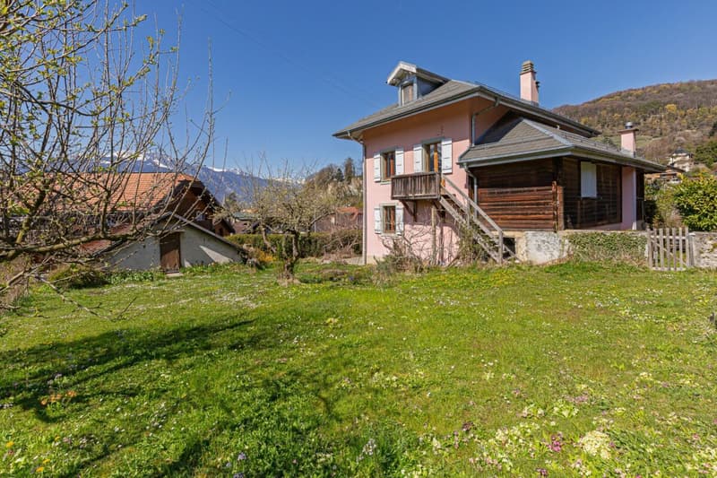 Maison villageoise avec 3 appartements, grand jardin privatif et vue sur Les Dents du Midi ! (1)