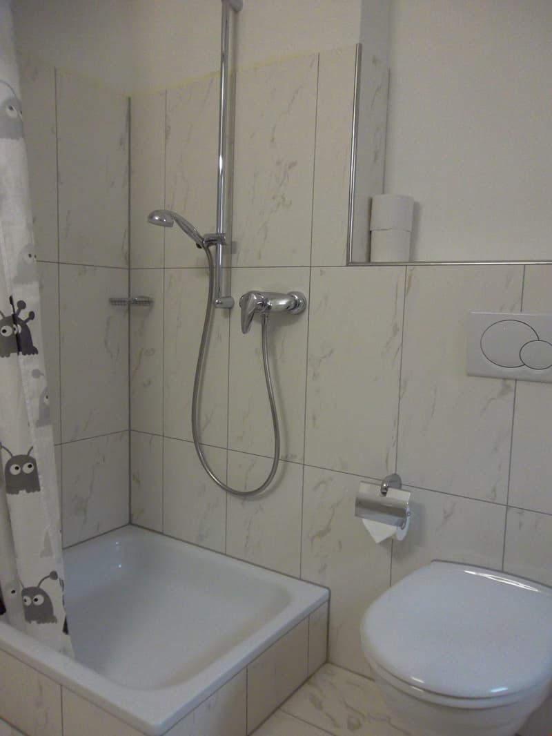 Badezimmer mit Badewanne und Dusche