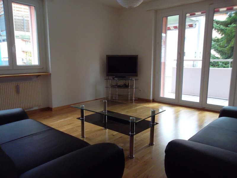 Wohnzimmer mit Ausgang auf Balkon