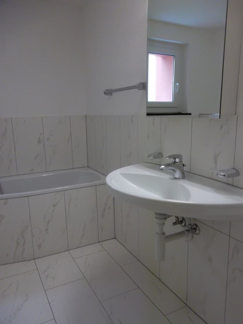 Badezimmer mit Badewanne und Dusche