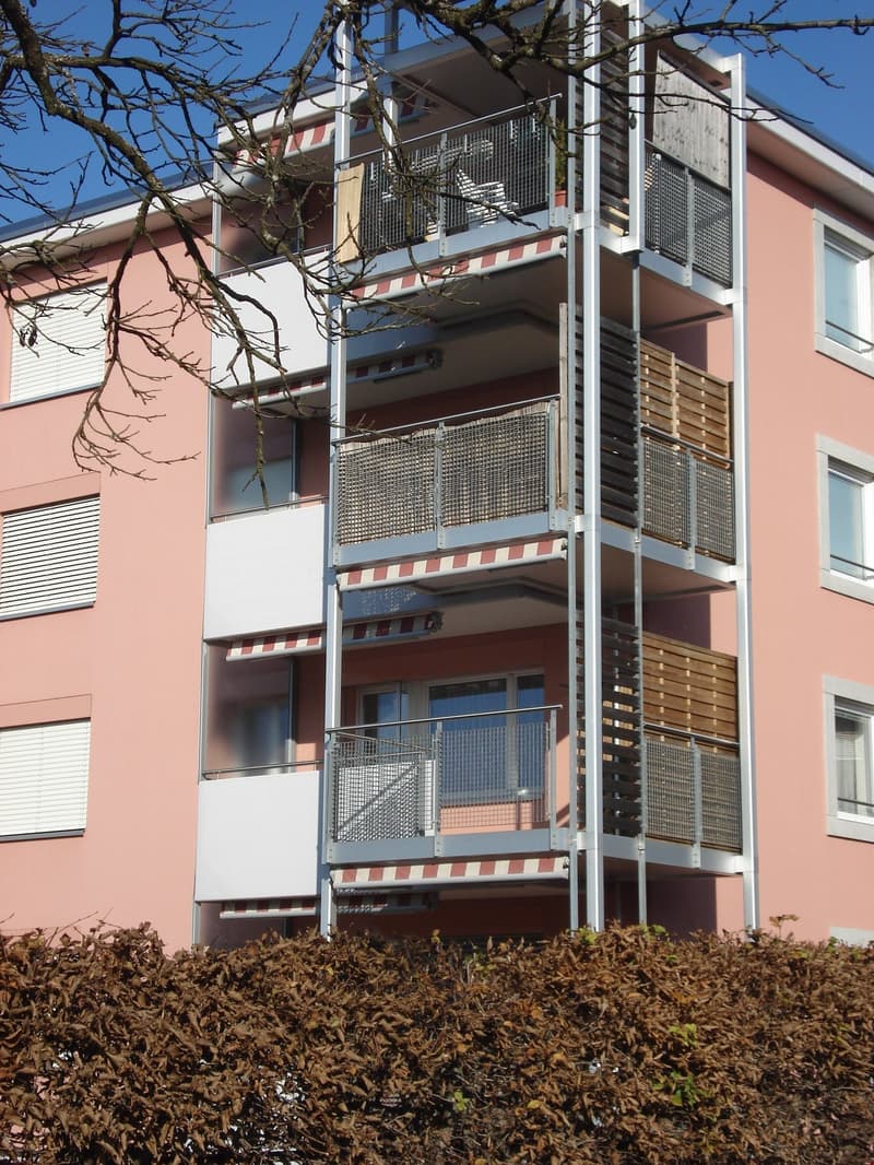 Gebäude mit Balkon auf Südseite