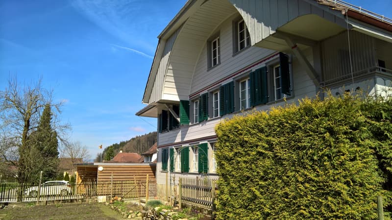 Blick auf Gebäudefront, Wohnung im EG