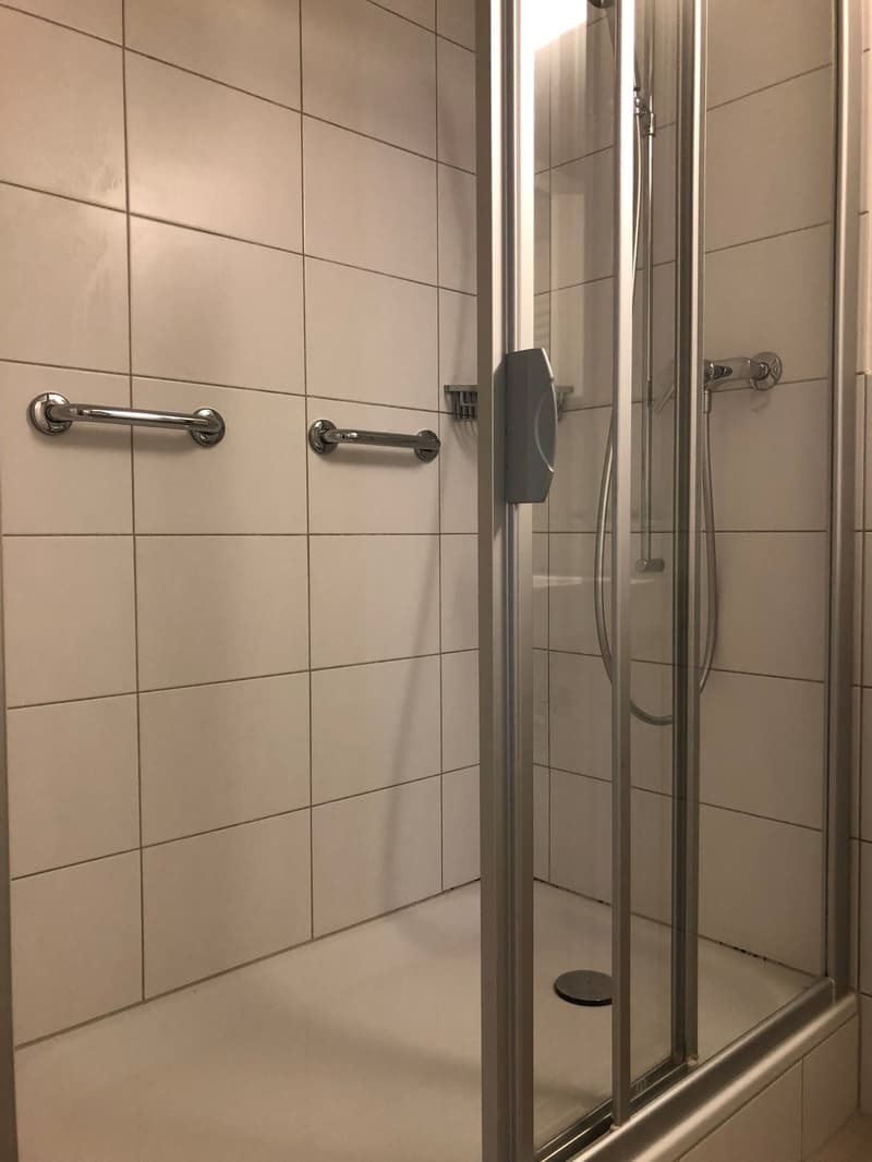 Grosse Dusche im Badezimmer