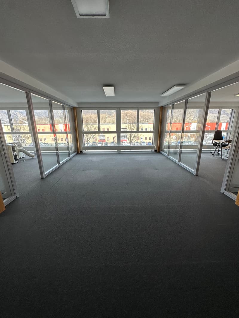 À louer – Grand local commercial moderne, spacieux et lumineux (9)
