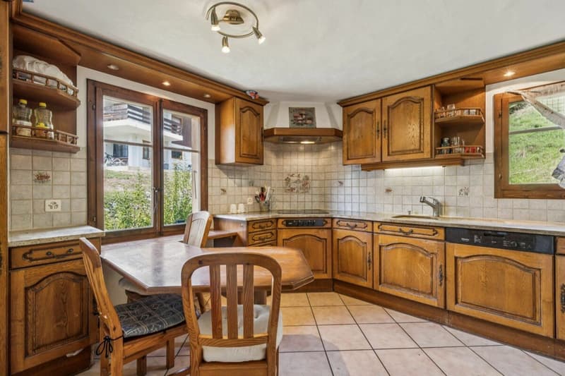 Grosses 7-Zimmer Chalet mit Einliegerwohnung und wunderbarer Weitsicht in Château-d'Oex VD (6)