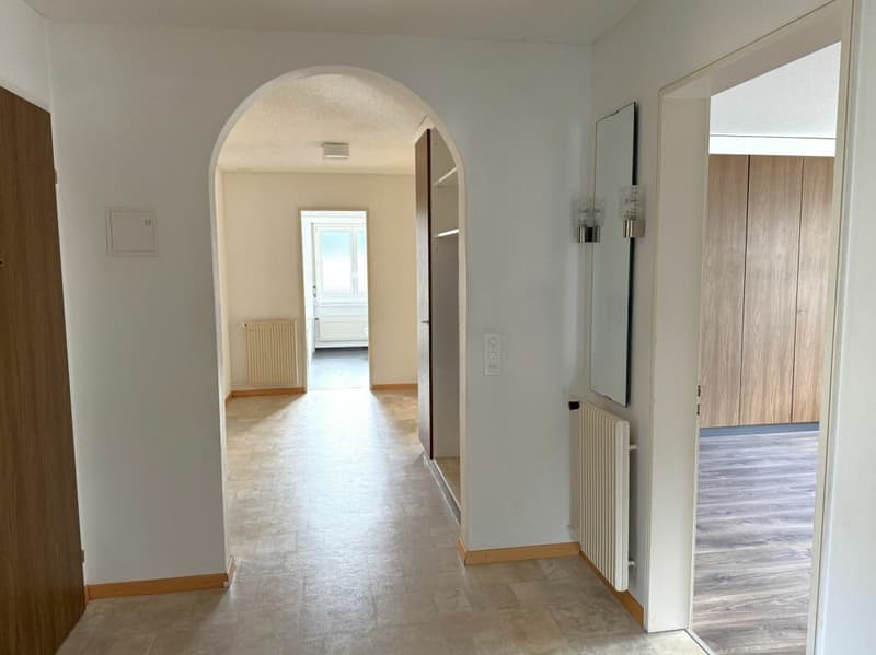 Befristet: Grosszügige 5.5-Zimmer Wohnung mit drei Balkonen und Garage (6)