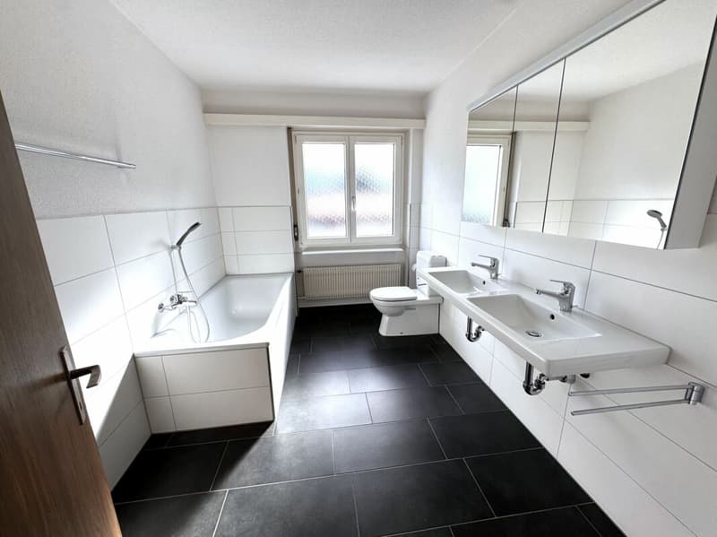Befristet: Grosszügige 5.5-Zimmer Wohnung mit drei Balkonen und Garage (3)