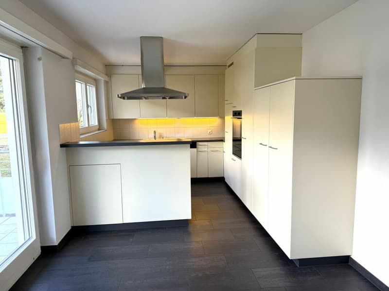 Befristet: Grosszügige 5.5-Zimmer Wohnung mit drei Balkonen und Garage (2)